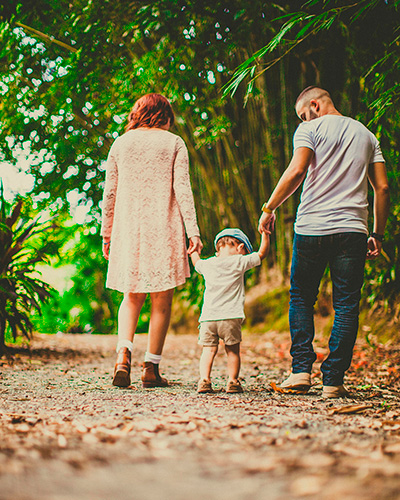 Pareja ahorrando en energía